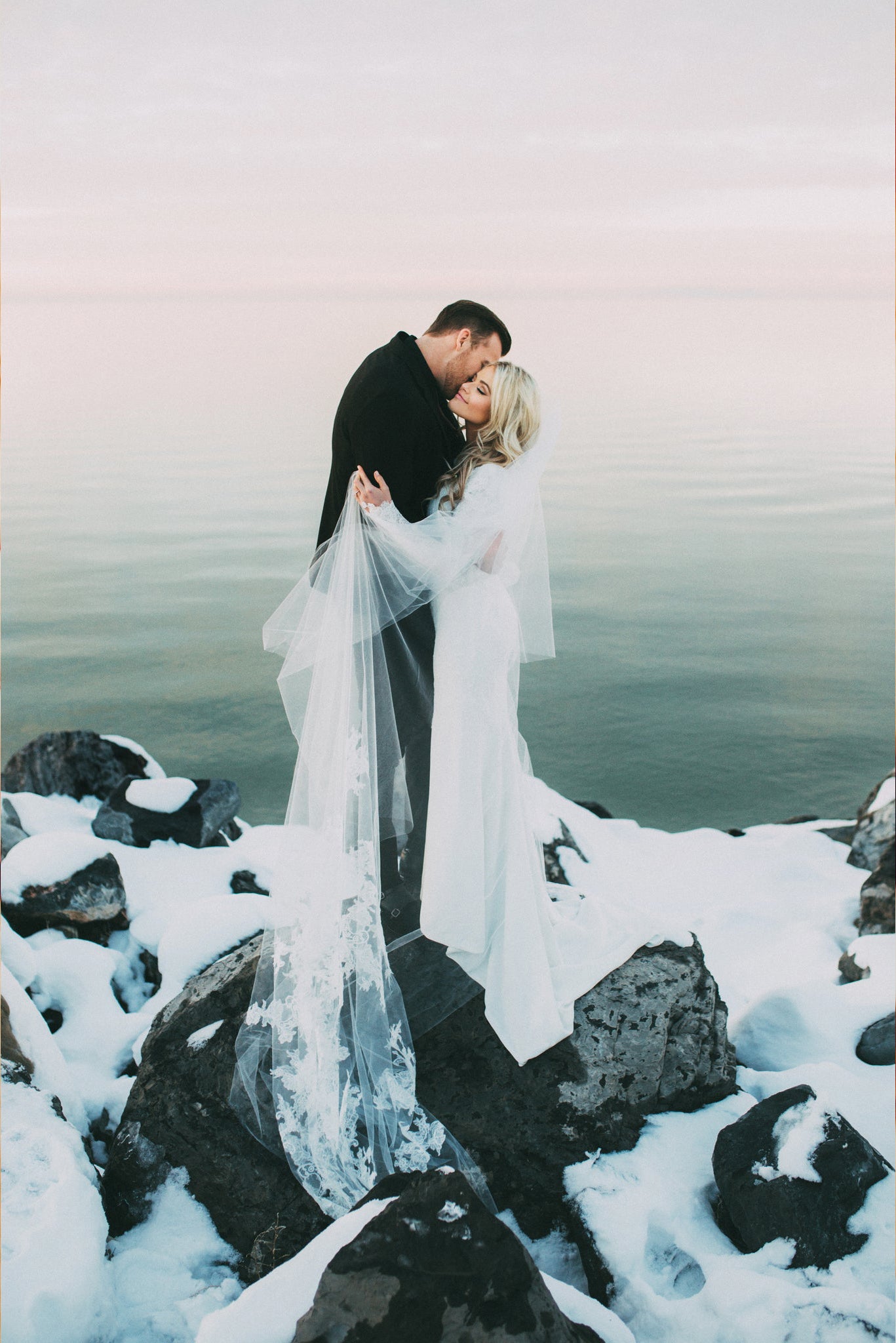 10 Photos You Have To Take At Your Winter Wedding - Pretty Collected