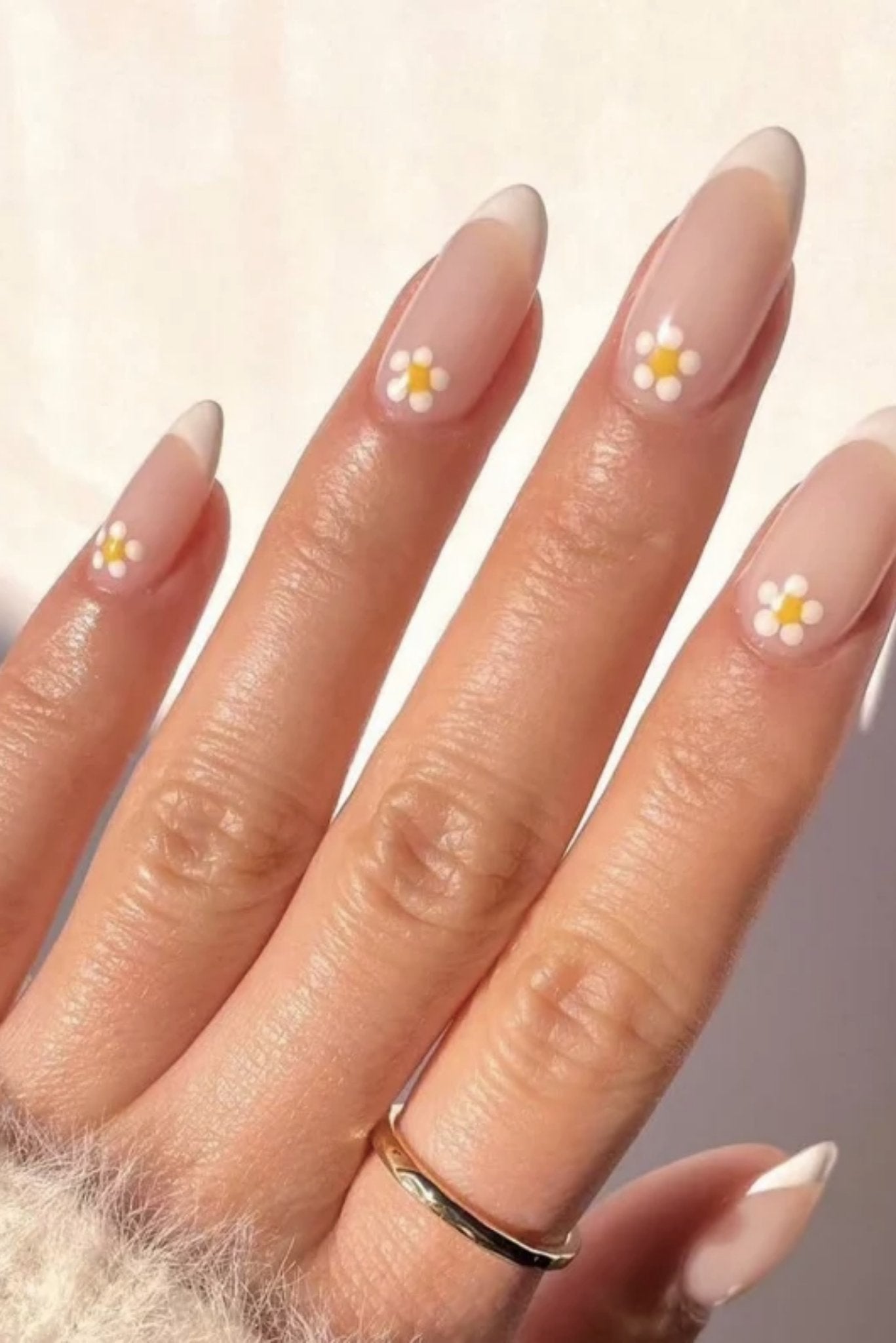 Daisy Nails You'll Love For This Spring and Summer - Pretty Collected
